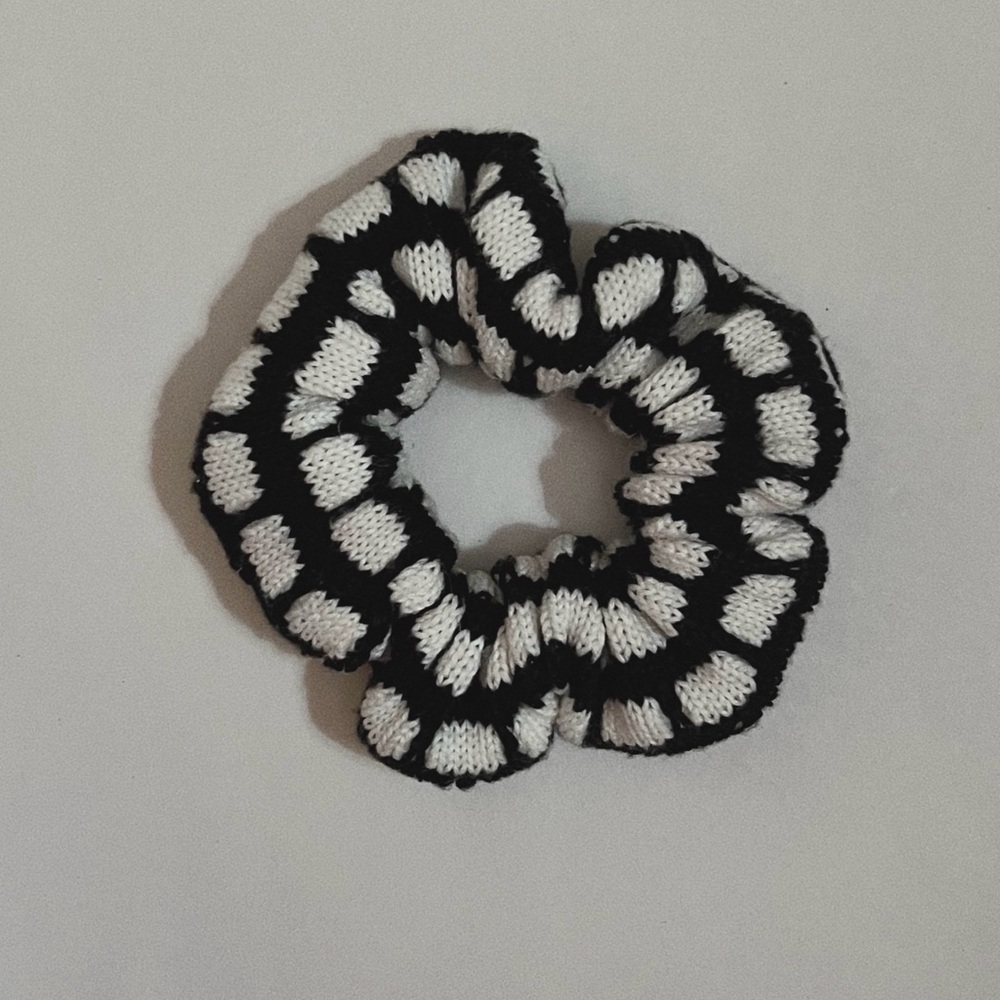Knit scrunchie
